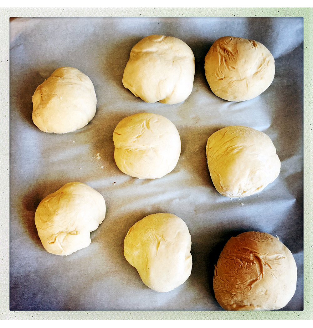 WHITE ROLLS READY TO BAKE